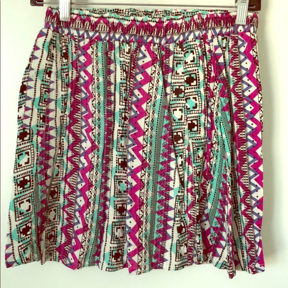 Patterned mini with pockets!